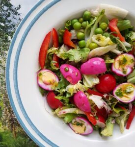 Wiosenna sałatka z różowymi jajkami przepiórczymi