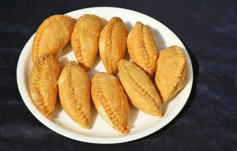 Słodkie pierogi z serem na cieście drożdżowym