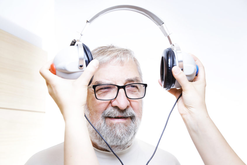 badania sluchu u osoby starszej