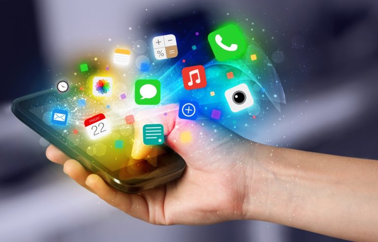 Przydatne aplikacje na telefon seniora – sprawdź i zainstaluj!