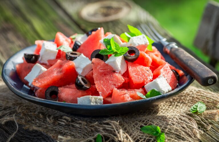 Arbuz i ser feta – odświeżająco zaskakujące połączenie w letniej sałatce