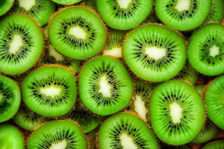 Kiwi – niepozorny owoc bogaty w witaminę C