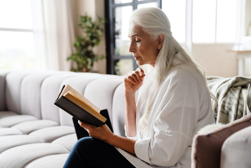 Hobby emeryta czytanie książek Hobby emeryta czytanie książek