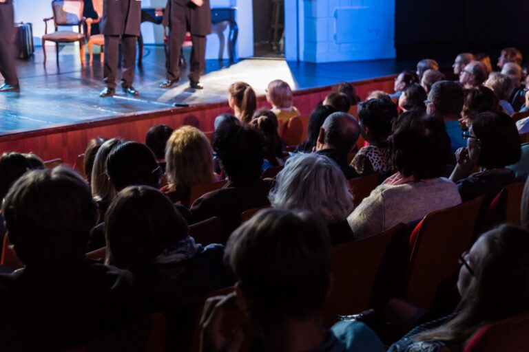 Teatr online – czyli jak i gdzie oglądać najlepsze nowe sztuki w czasach pandemii?