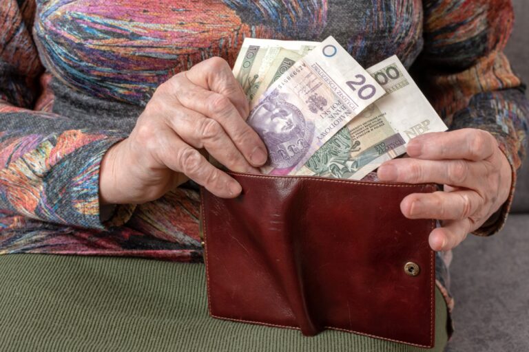 Głodowe emerytury w Polsce – co jest przyczyną i jak się zabezpieczyć?