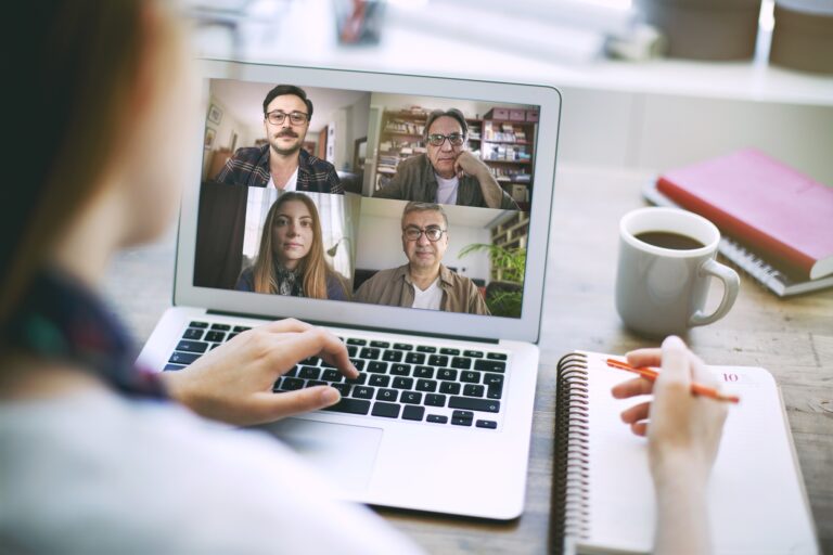 Bezpłatne internetowe kursy dla seniorów – media społecznościowe i smartfon z Androidem