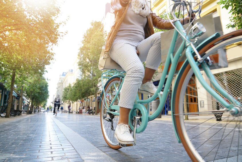 Senior woman riding city bike in town jazda na rowerze