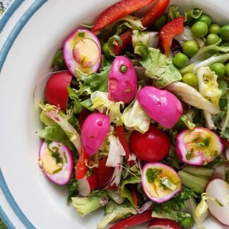 Wiosenna sałatka z różowymi jajami przepiórczymi