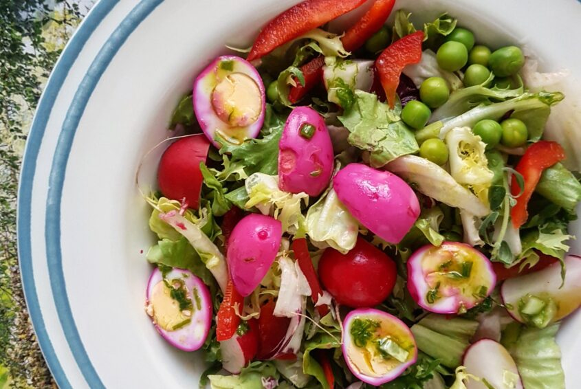 Wiosenna sałatka z różowymi jajkami przepiórczymi_przepis Wiosenna sałatka z różowymi jajami przepiórczymi