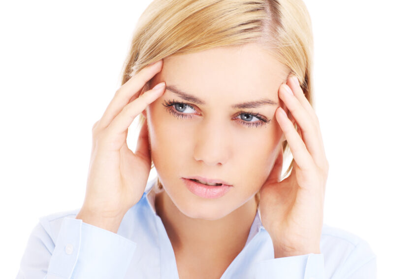Woman with headache mgła mózgowa po COVID-19