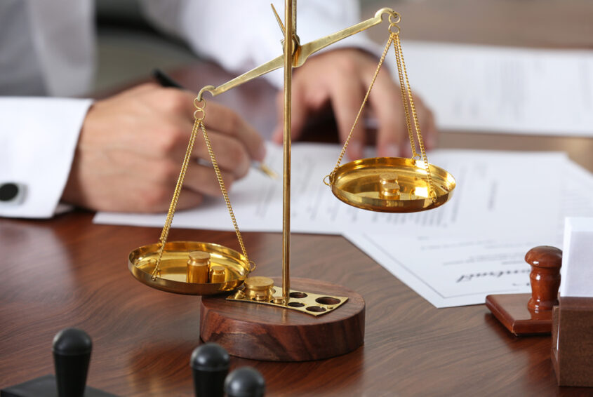 Scales,On,Notary,Public,Table,,Concept Testament u notariusza