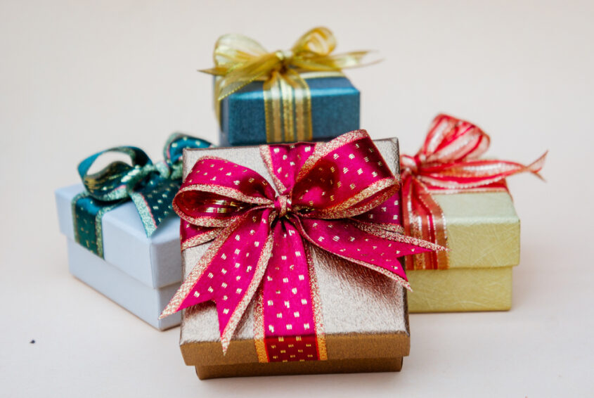Prezenty Jakie prezenty podarować najbliższym? Jak dobrać upominek do wieku?